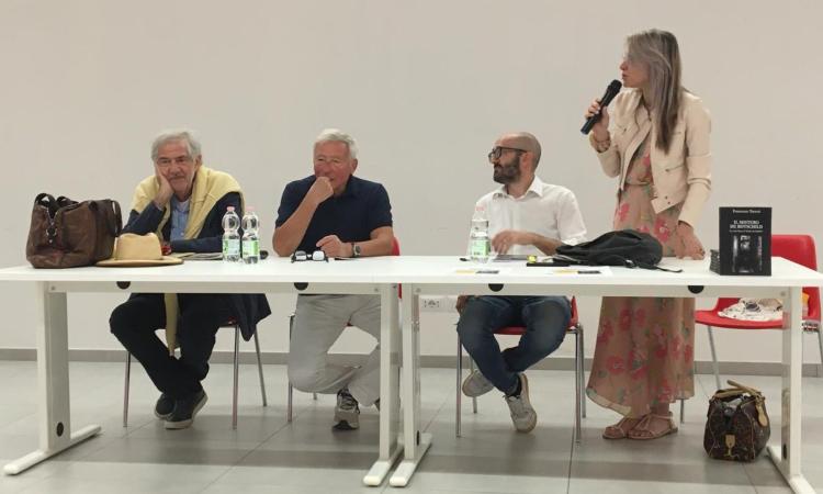 Presentato a Gualdo “Il Mistero de Rotschild”: il Giallo dei Sibillini visto dagli abitanti di Sarnano Presentato a Gualdo “Il Mistero de Rotschild”: il Giallo dei Sibillini visto dagli abitanti di Sarnano