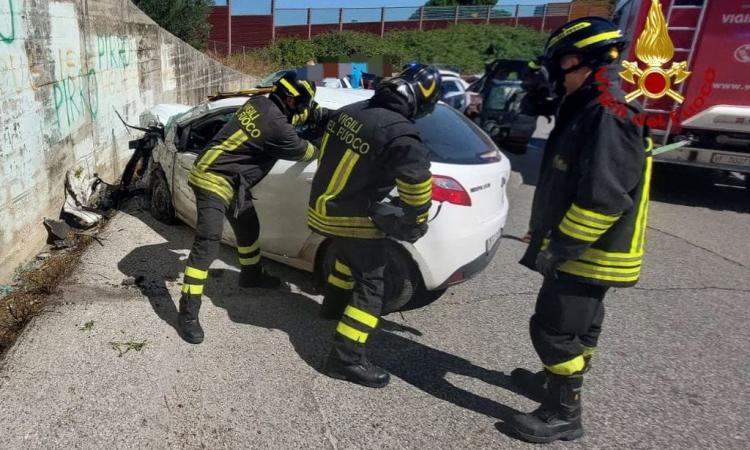 Schianto contro un muro con l'auto, muore a 34 anni: tragedia a Capodarco di Fermo Schianto contro un muro con l'auto, muore a 34 anni: tragedia a Capodarco di Fermo