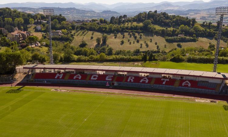 L'Helvia Recina si colora di biancorosso: nuovi seggiolini in tribuna, ora tocca alla gradinata L'Helvia Recina si colora di biancorosso: nuovi seggiolini in tribuna, ora tocca alla gradinata