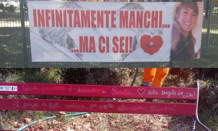 Strappato striscione e vandalizzata panchina in ricordo di Pamela, la madre: "Stanca e delusa"