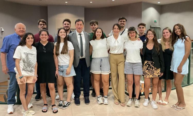 "Un ponte tra le Marche e il mondo": l’abbraccio del Consiglio regionale ai giovani del Campus Magnolie "Un ponte tra le Marche e il mondo": l’abbraccio del Consiglio regionale ai giovani del Campus Magnolie