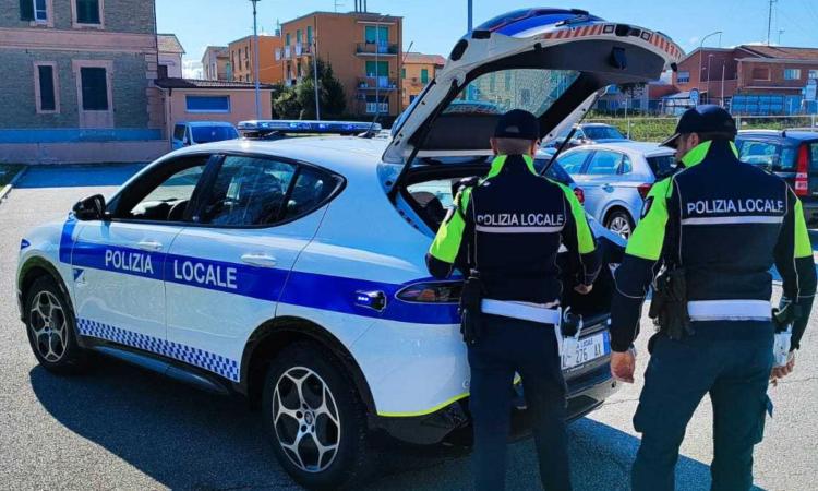 Alcol a un minorenne e gravi irregolarità: sanzionato minimarket a Civitanova, multe per 8.000 euro