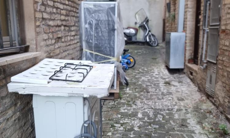 Macerata, elettrodomestici e rifiuti abbandonati nel centro storico: scatta la denuncia