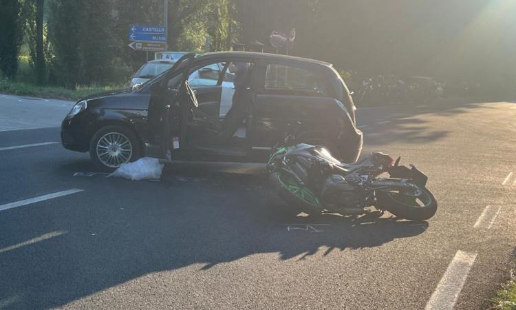 Fiuminata, scontro tra auto e moto a Ponte Castello: donna trasportata a Torrette Fiuminata, scontro tra auto e moto a Ponte Castello: donna trasportata a Torrette
