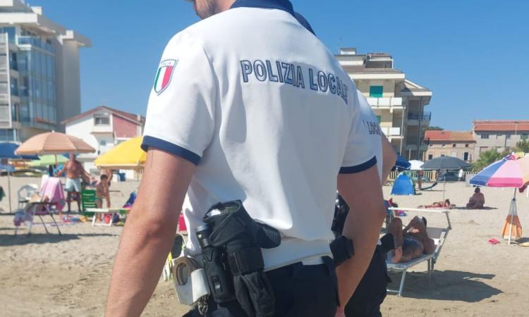 Civitanova, raffica di controlli anti-abusivismo sulle spiagge: sequestrata merce e sanzioni per 10mila euro