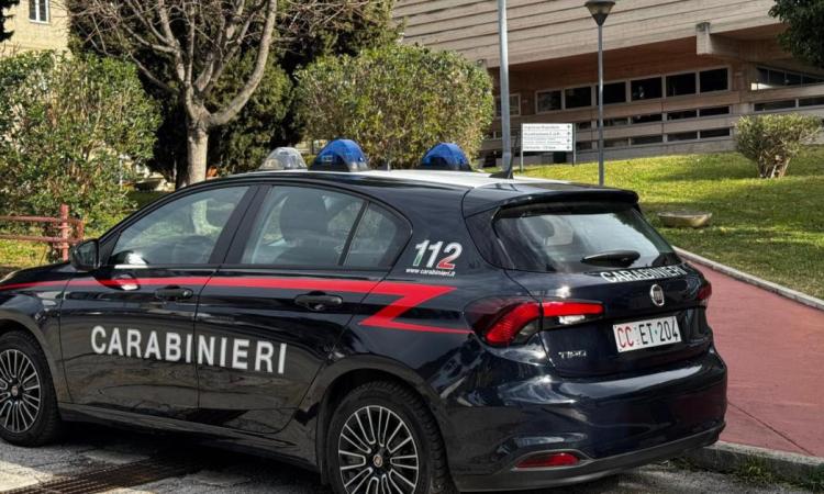 Macerata, choc al pronto soccorso: picchia un infermiere, denunciato paziente di 46 anni Macerata, choc al pronto soccorso: picchia un infermiere, denunciato paziente di 46 anni