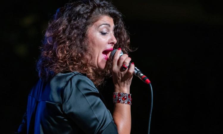 Cingoli, la voce graffiante di Carla Mancinelli porta il soul e il blues in piazza