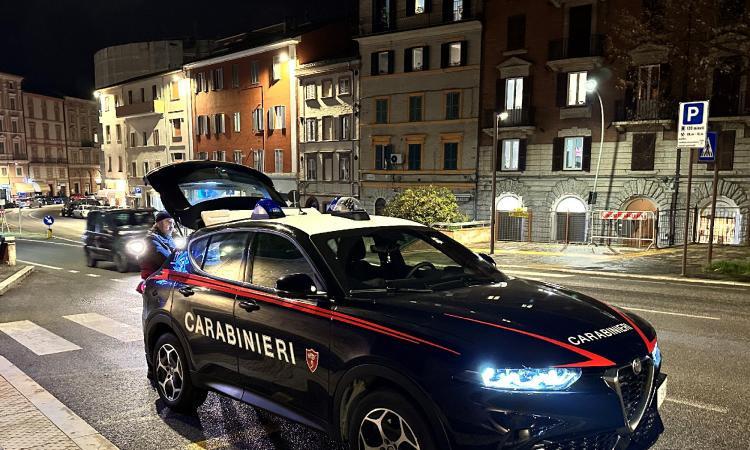 Treia, sbanda alla rotatoria e finisce contro una recinzione: era ubriaco al volante