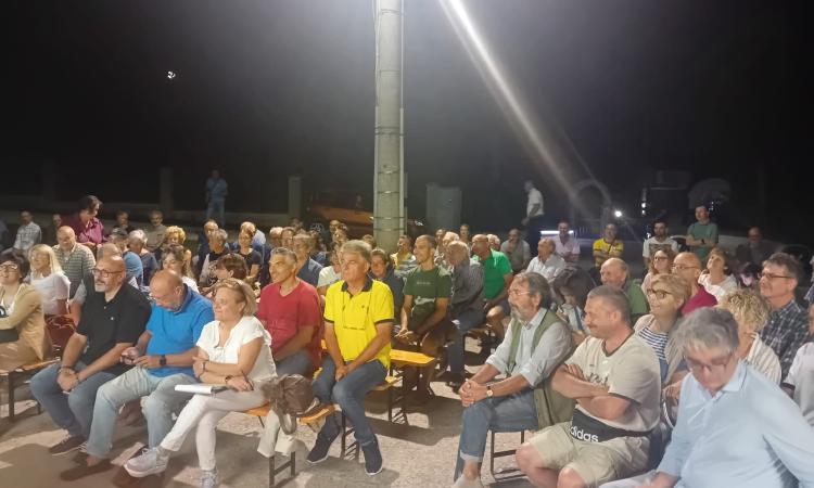 Pollenza, oltre cento cittadini all’assemblea contro la discarica a Cantagallo