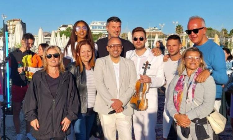 "Viva la Vita", l'alba musicale di Civitanova: torna la magia del violino di Valentino Alessandrini "Viva la Vita", l'alba musicale di Civitanova: torna la magia del violino di Valentino Alessandrini