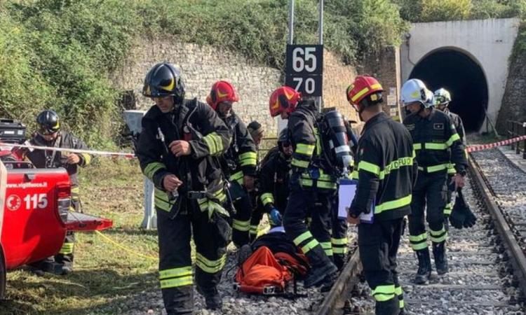 Tragedia sulla linea ferroviaria Adriatica: un uomo travolto e ucciso, circolazione sospesa Tragedia sulla linea ferroviaria Adriatica: un uomo travolto e ucciso, circolazione sospesa