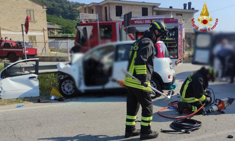 Tragico scontro tra auto e furgone: muore una donna Tragico scontro tra auto e furgone: muore una donna