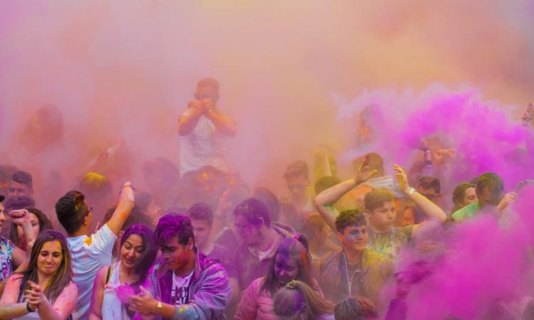 Porto Recanati, il Ferragosto si tinge di arcobaleno: torna il "COLORmob"