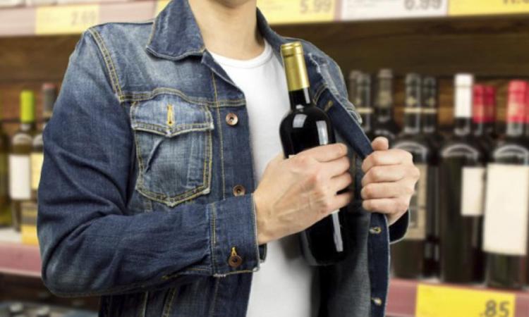 Corridonia, ruba vini e liquori pregiati al supermercato: denunciato 32enne