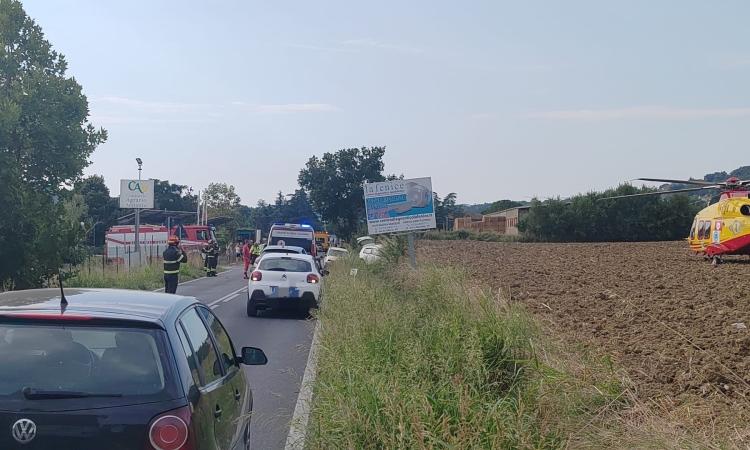 Ripe San Ginesio, grave incidente sulla Statale 78: sul posto due eliambulanze (FOTO) Ripe San Ginesio, grave incidente sulla Statale 78: sul posto due eliambulanze (FOTO)