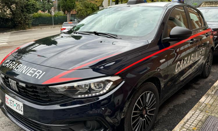 Porto Recanati, si fingono carabiniere e bancario: anziana truffata via sms. Scattano due denunce