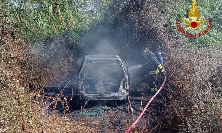 Civitanova, auto in fiamme precipita in una scarpata: a fuoco anche le sterpaglie