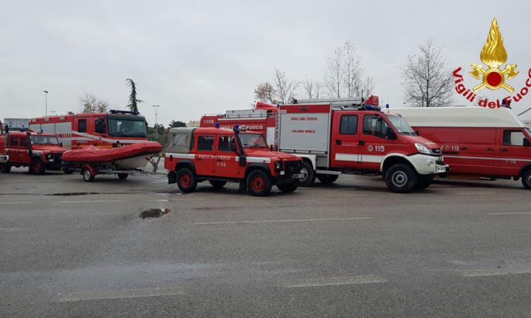 Nubifragio a Pesaro: anche i vigili del fuoco di Macerata inviati per gli aiuti Nubifragio a Pesaro: anche i vigili del fuoco di Macerata inviati per gli aiuti