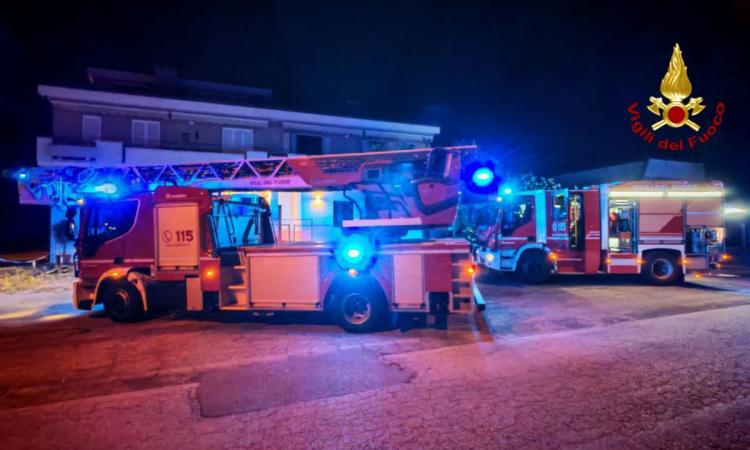 Montecassiano, scoppia incendio in una villetta: due persone intossicate