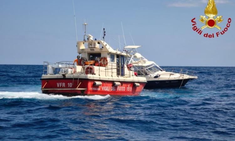 Imbarcazione in avaria, recupero dei Vigili del fuoco a 20 miglia dalla costa Imbarcazione in avaria, recupero dei Vigili del fuoco a 20 miglia dalla costa