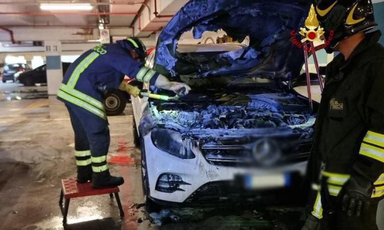 Civitanova, auto prende fuoco nel parcheggio sotterraneo del Cuore Adriatico
