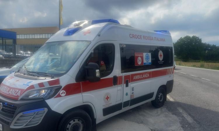 Montelupone, auto si schianta contro insegna: coppia soccorsa