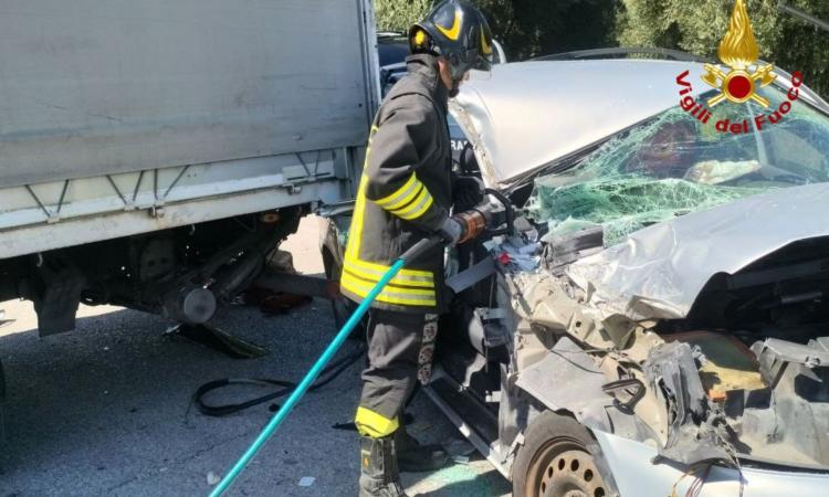Pauroso schianto tra auto e furgone: ragazza estratta dalle lamiere, due feriti a Torrette