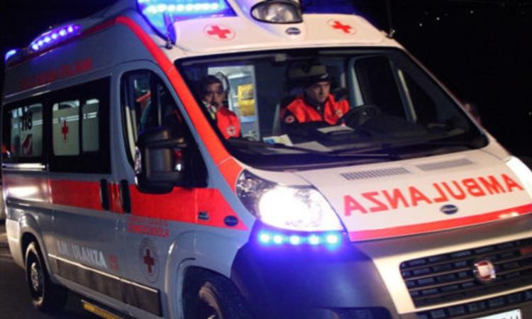 Incidente a Porto Potenza: auto fuori controllo ne urta un'altra in sosta, donna in ospedale