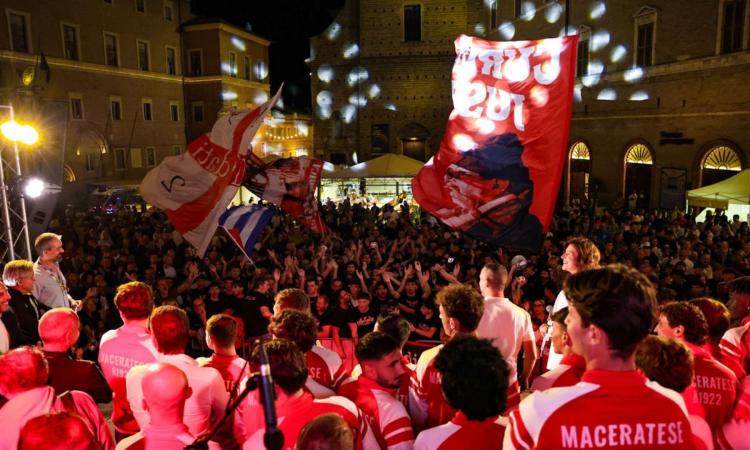 Una piazza biancorossa accoglie la Maceratese: entusiasmo alle stelle per la stagione del ritorno in Serie D Una piazza biancorossa accoglie la Maceratese: entusiasmo alle stelle per la stagione del ritorno in Serie D