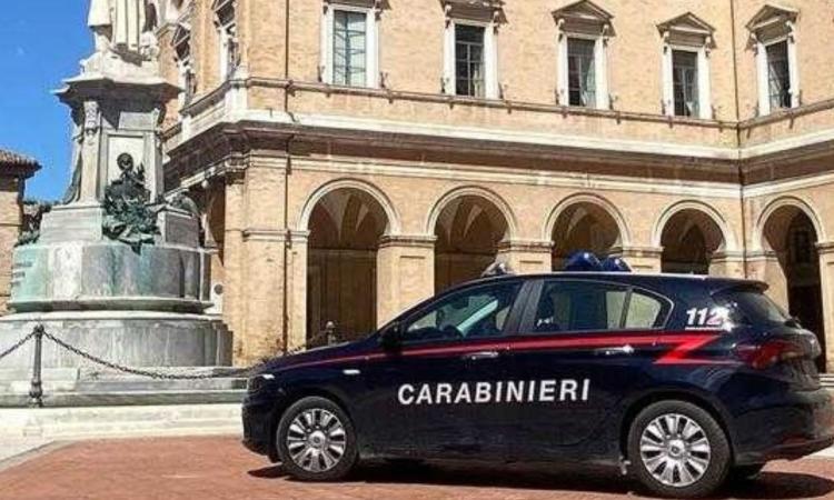 Truffa da 17.500 euro a Recanati, vittima una 91enne: denunciati due commercianti del centro Truffa da 17.500 euro a Recanati, vittima una 91enne: denunciati due commercianti del centro