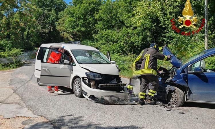Schianto frontale a Caldarola: tre feriti, uno trasportato in elisoccorso a Torrette Schianto frontale a Caldarola: tre feriti, uno trasportato in elisoccorso a Torrette
