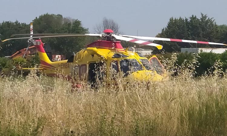 Pollenza, moto contro auto: uomo trasportato a Torrette in eliambulanza