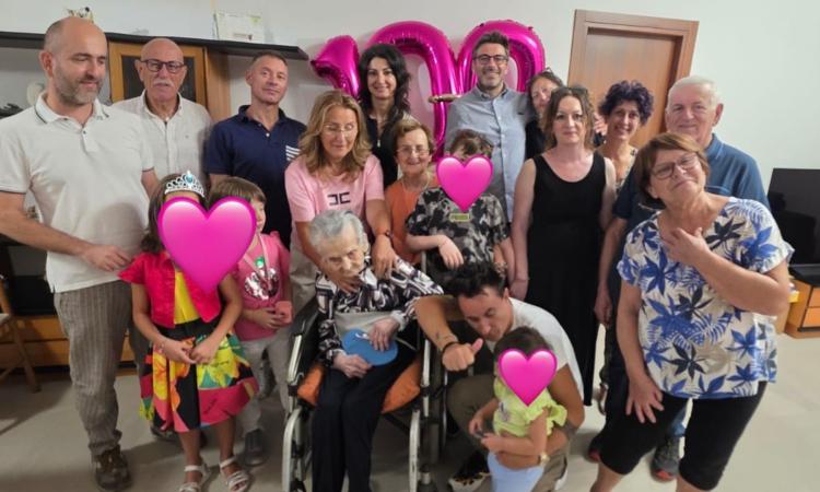 Urbisaglia festeggia i 100 anni di Assunta Ramadù: una vita dedicata al lavoro e alla famiglia