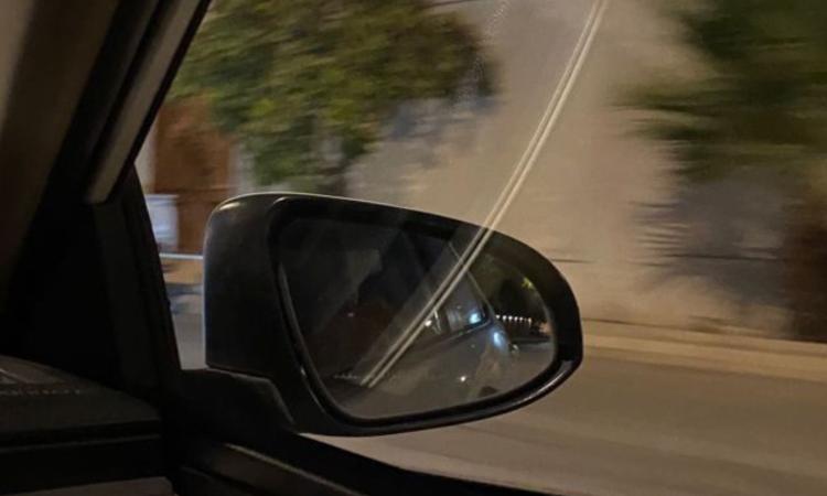 Aggressione choc sul lungomare: settantenne urta uno specchietto e viene colpito con tre pugni in volto