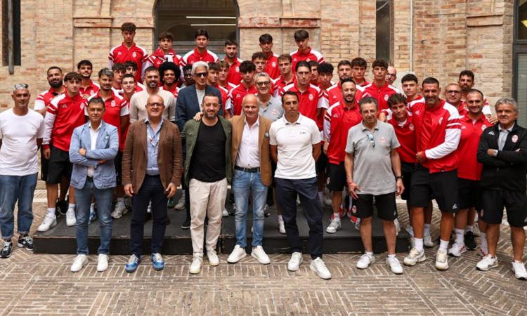 "Meglio la Maceratese che la Coppa dei Campion": la squadra incontra l'amministrazione in vista del debutto (VIDEO) "Meglio la Maceratese che la Coppa dei Campion": la squadra incontra l'amministrazione in vista del debutto (VIDEO)