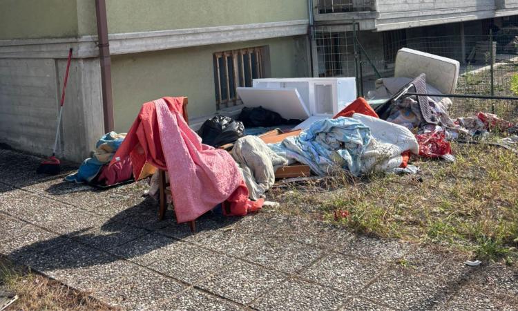 Macerata, lancia oggetti dalla finestra poi si barrica in casa: intervengono sanitari e Polizia Locale