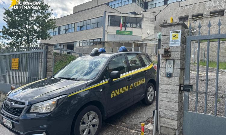 Esercente rifiuta pagamento col Pos, il cliente segnala alla Finanza: scatta la sanzione