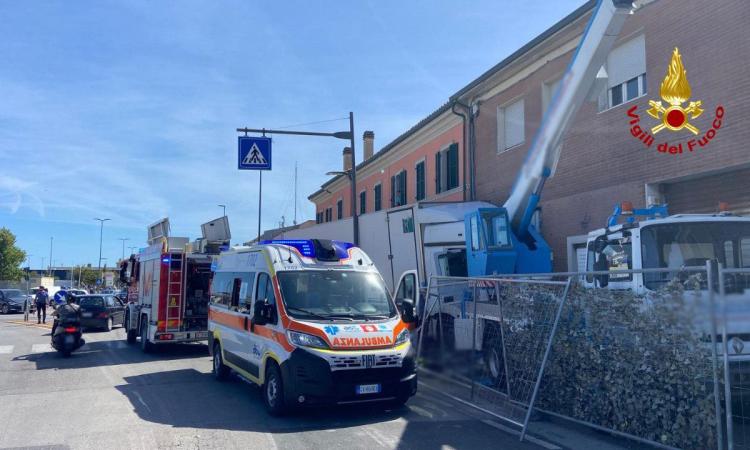 Camion finisce contro un cantiere: grave il conducente, ferito anche un operaio