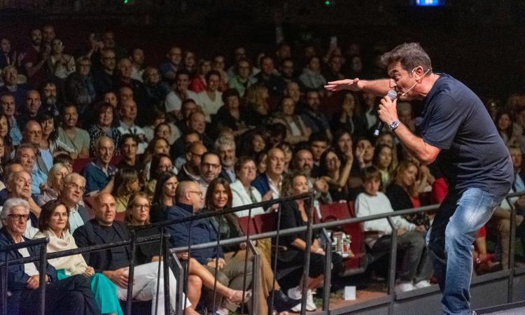 Max Giusti per i 75 anni dell’Avis Macerata: risate, riflessioni e un invito alla solidarietà