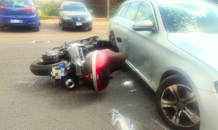 Macerata, scontro tra auto e scooter in via Roma: 60enne in codice rosso all'ospedale (FOTO)