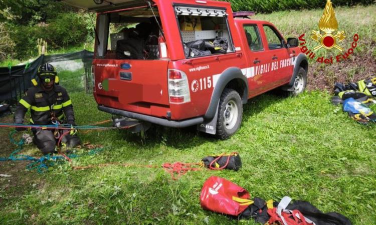 Uomo cade in una scarpata per 30 metri: un vigile del fuoco si cala nel dirupo per il recupero (FOTO)