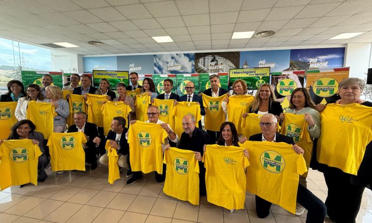 I "Marchigiani per Acquaroli" in posa con la maglietta con la 'M': "Il lavoro fatto ha portato il cambio di passo"