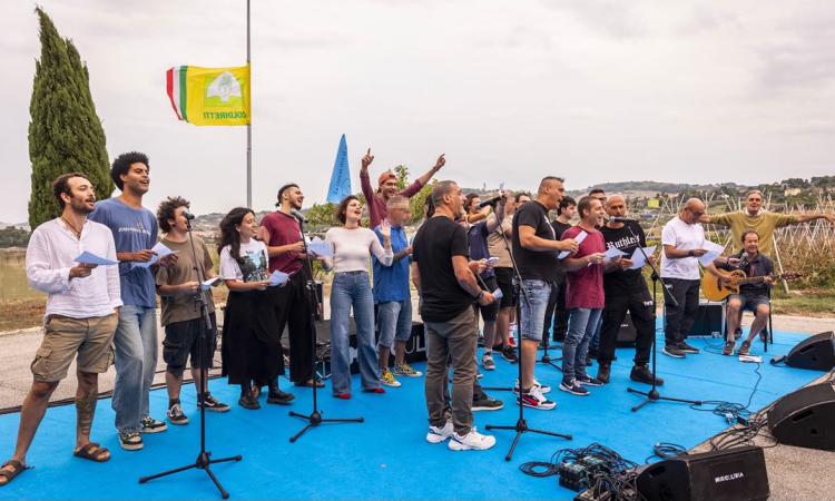 I vincitori di Musicultura 2025 cantano per i detenuti in carcere (VIDEO)
