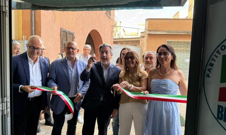 Macerata, Barbara Antolini inaugura la sede elettorale: "Penso a famiglie, giovani, diversamente abili e anziani" Macerata, Barbara Antolini inaugura la sede elettorale: "Penso a famiglie, giovani, diversamente abili e anziani"
