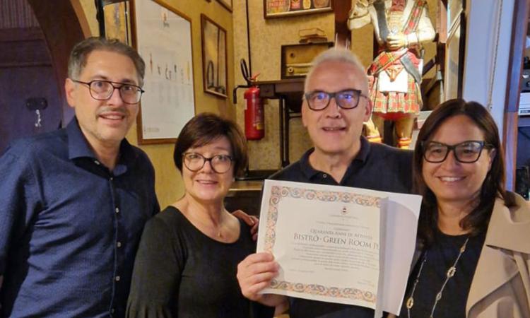 Tolentino, il "Green Room Pub" festeggia 40 anni di attività: "Punto di riferimento per generazioni" Tolentino, il "Green Room Pub" festeggia 40 anni di attività: "Punto di riferimento per generazioni"