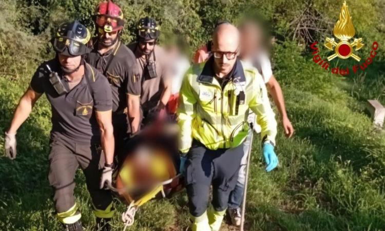 Cade da cavallo e sbatte la testa contro un ramo: soccorsa una donna
