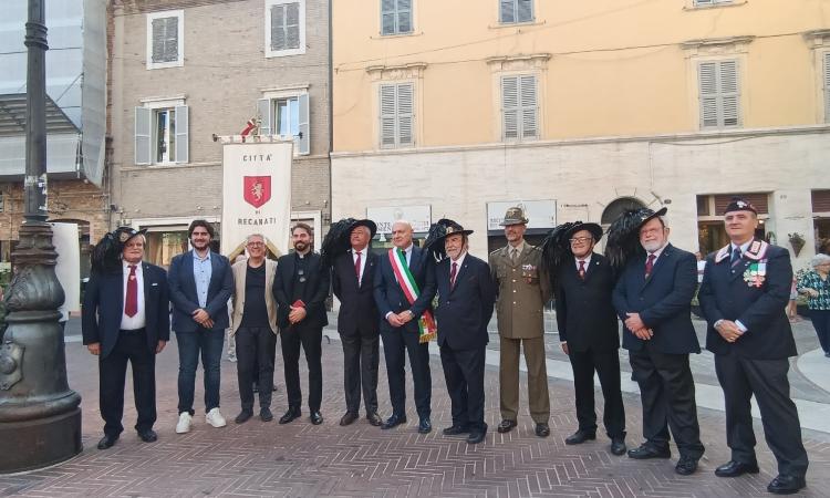 Recanati, i bersaglieri ‘alla carica’ nel centro storico