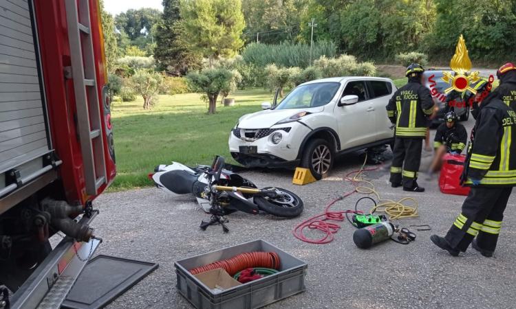 Civitanova, scontro tra auto e moto: motociclista elitrasportato a Torrette