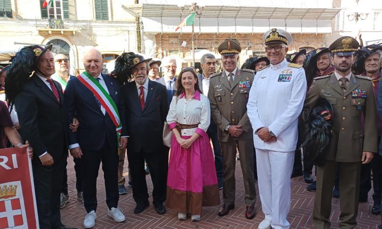 Bersaglieri protagonisti a Recanati: raduno regionale con fanfare e sfilata a passo di carica