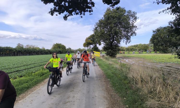 In 100 per la pace: successo della pedalata solidale di Emergency e Fiab